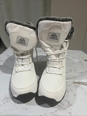 Vibram White Lace-Up Faux-Fur Winter Boots